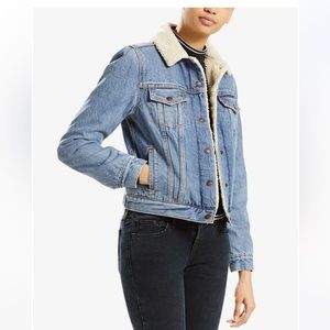 Levi’s Sherpa Jacket 🌻